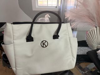 Carrito de bebé blanco con detalles negros dorados