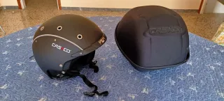 Casco Negro con Funda para esquí i snowboard.
