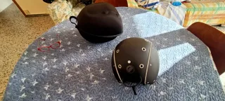 Casco Negro con Funda para esquí i snowboard.