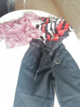 Pantalón negro y blusa estampada