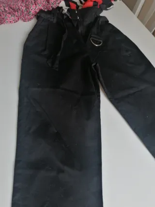 Pantalón negro y blusa estampada