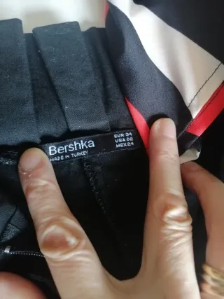 Pantalón negro y blusa estampada