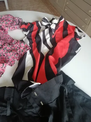 Pantalón negro y blusa estampada