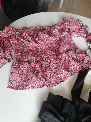 Pantalón negro y blusa estampada