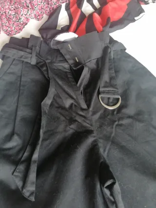 Pantalón negro y blusa estampada