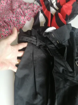 Pantalón negro y blusa estampada