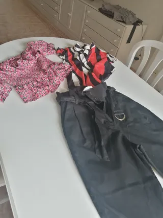 Pantalón negro y blusa estampada