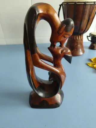 Figura madera tallada a mano