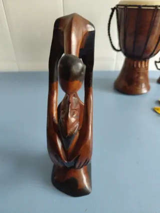 Figura madera tallada a mano