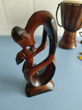 Figura madera tallada a mano