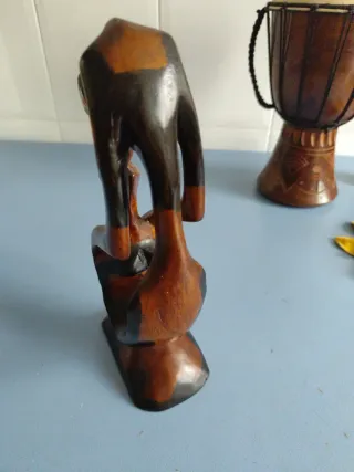 Figura madera tallada a mano