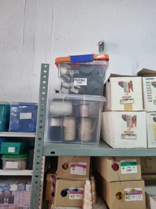 Lentejuelas, perlas y pasamanería