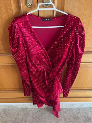 Vestido rojo de terciopelo con pedrería