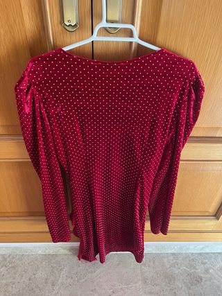 Vestido rojo de terciopelo con pedrería