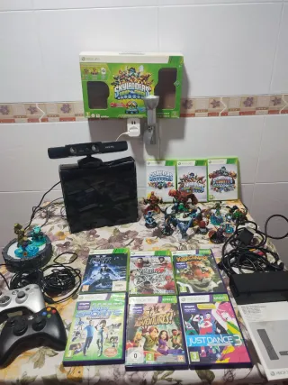 Xbox 360 con 9 juegos y 2 bases Skylanders y más