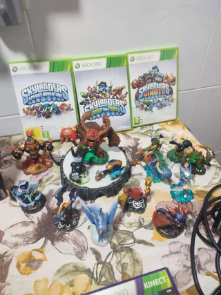 Xbox 360 con 9 juegos y 2 bases Skylanders y más