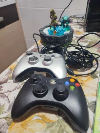 Xbox 360 con 9 juegos y 2 bases Skylanders y más