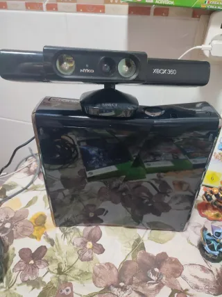 Xbox 360 con 9 juegos y 2 bases Skylanders y más
