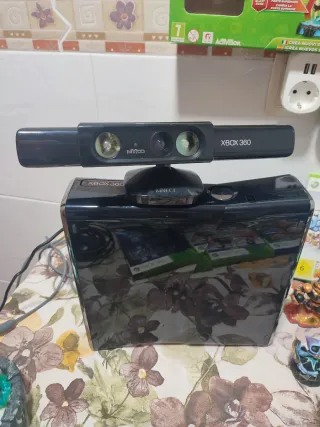 Xbox 360 con 9 juegos y 2 bases Skylanders y más