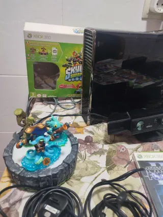 Xbox 360 con 9 juegos y 2 bases Skylanders y más