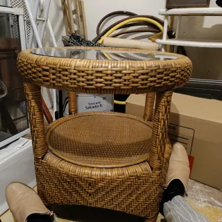 Tavolino ausiliario in vimini e vetro