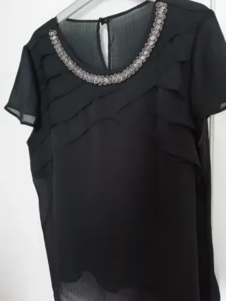 Blusa negra adornos cuello talla 46