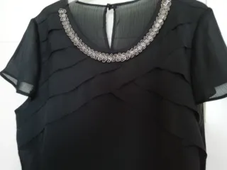 Blusa negra adornos cuello talla 46