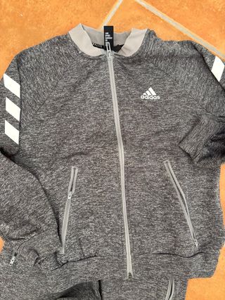 chándal gris con logotipo en blanco Adidas