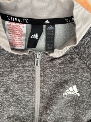 chándal gris con logotipo en blanco Adidas