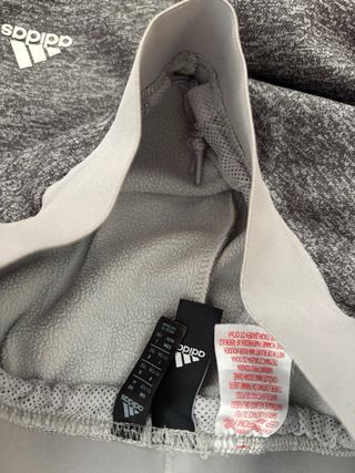 chándal gris con logotipo en blanco Adidas