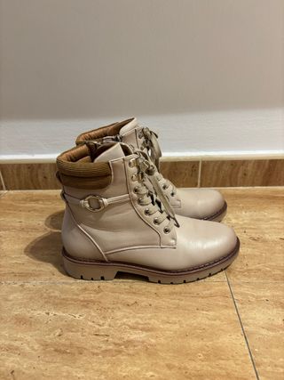 botas con cordones