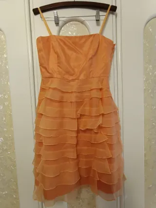 Vestido de fiesta naranja con volantes