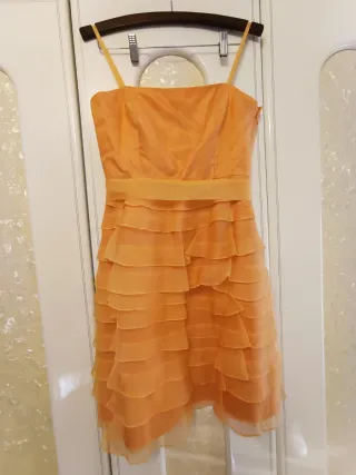 Vestido de fiesta naranja con volantes