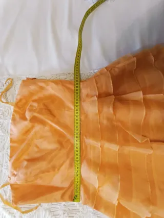 Vestido de fiesta naranja con volantes