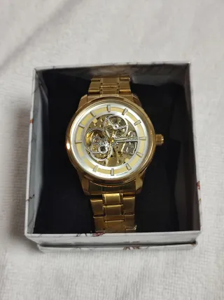 Reloj de hombre nuevo dorado