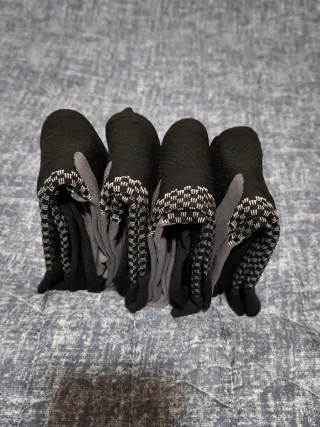 Calcetines de compresión negros y grises