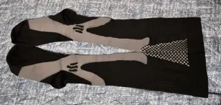 Calcetines de compresión negros y grises