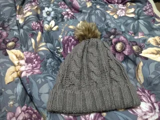 Gorro de lana gris con pompón