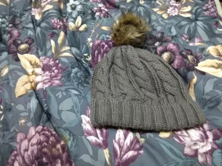 Gorro de lana gris con pompón