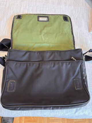 Maletín Knomo Negro Cuero, usado.