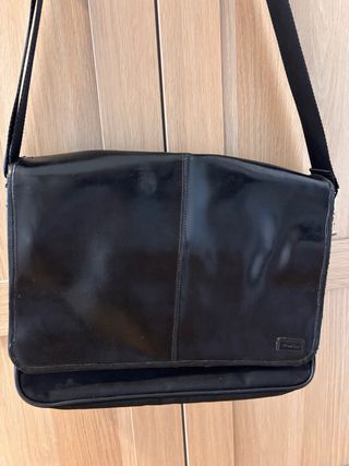 Maletín Knomo Negro Cuero, usado.
