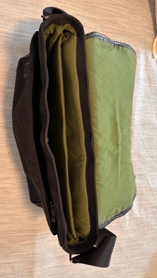 Maletín Knomo Negro Cuero, usado.