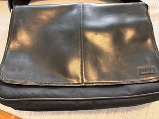 Maletín Knomo Negro Cuero, usado.