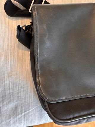 Maletín Knomo Negro Cuero, usado.