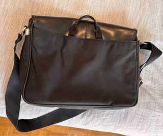 Maletín Knomo Negro Cuero, usado.