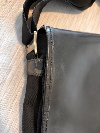 Maletín Knomo Negro Cuero, usado.