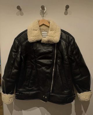 Chaqueta aviador Bershka borreguito negra