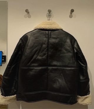 Chaqueta aviador Bershka borreguito negra