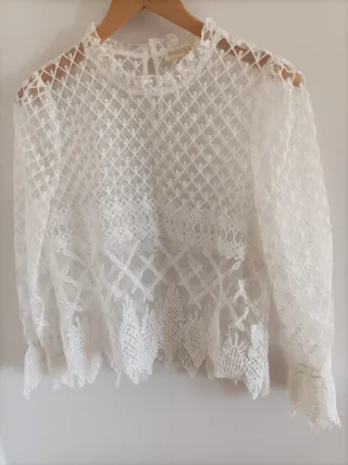 Blusa encaje beige con cuello alto