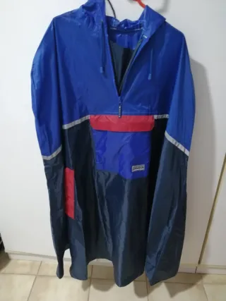 Chubasquero impermeable azul y rojo